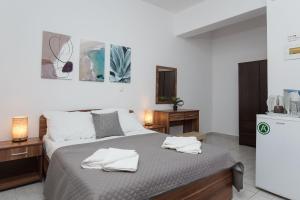 法拉萨纳En Plo Beachfront Rooms的一间卧室配有一张床,上面有两条毛巾