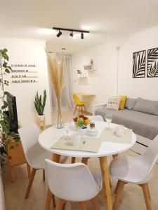 科尔多瓦NUEVA CORDOBA Apartamento ILLIA, Excelente ubicación!!!的客厅配有白色的桌子和椅子