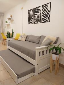 科尔多瓦NUEVA CORDOBA Apartamento ILLIA, Excelente ubicación!!!的带沙发的客厅内的一张床位