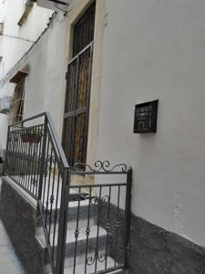 罗迪-加尔加尼科Casa vacanze la volta的门旁的建筑物