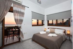 法拉萨纳En Plo Beachfront Rooms的一间卧室设有一张床,享有海景
