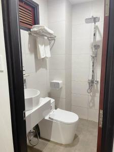 邦美蜀Thanh Bình Hotel - 47 Y Bih - BMT的白色的浴室设有卫生间和水槽。