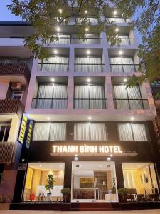 邦美蜀Thanh Bình Hotel - 47 Y Bih - BMT的看到酒店正面,标有读取钛砖酒店的标志