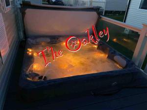 塔特舍尔Tattershall Lakes The Oakley Caravan 8 berth with Hot tub & WiFi的按摩浴缸,上面标有“好的”