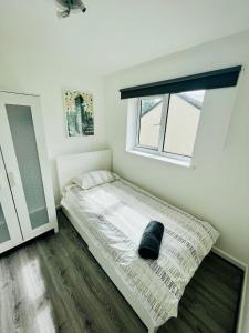 曼彻斯特BEA Allenby Walk的一间卧室设有一张床和一个窗口