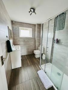 曼彻斯特BEA Allenby Walk的带淋浴、盥洗盆和卫生间的浴室