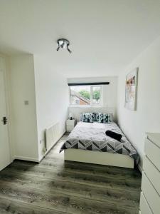 曼彻斯特BEA Allenby Walk的白色的卧室设有床和窗户