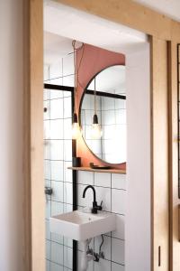 阿尔热祖尔Casa Mini & Casa Mia的一间带水槽和镜子的浴室