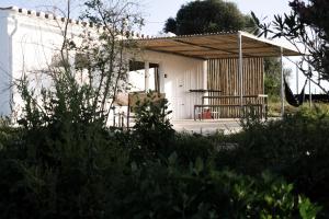 阿尔热祖尔Casa Mini & Casa Mia的白色的小房子,设有木屋顶