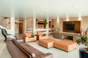 卡鲁阿鲁帕里姆卡鲁阿鲁村酒店的带沙发和电视的客厅