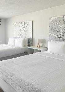 布伦瑞克Oneway Brunswick的卧室配有两张床,墙上挂有地图