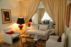 阿尤恩帕拉多尔酒店的客厅配有沙发、两把椅子和一张桌子