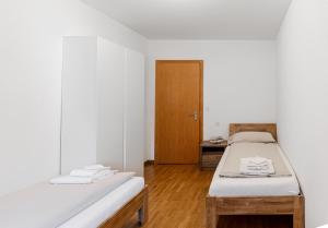 波斯基亚沃Casa Bernina的一间设有两张床和木门的房间