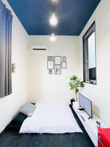 东京Alo BnB 4 - Near SHINJUKU, SHINOKUBO - Self check-in的卧室配有白色的床和电视