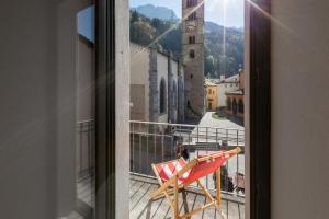 波斯基亚沃Casa Bernina的市景阳台的椅子