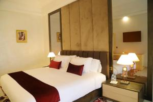 阿尤恩帕拉多尔酒店的卧室配有带红色枕头的大型白色床