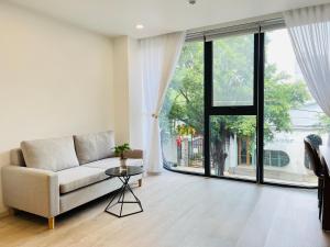 土龙木市Amanda Boutique -Serviced Apartment - Hotel Bình Dương的带沙发和大窗户的客厅