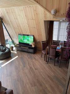 萨克德佐尔镇Wood Rest Tsaghkadzor的客厅配有电视和桌椅