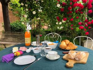 阿利仙Chateau de Vaugelas - Charmant domaine près de Valence的一张蓝色桌子,上面有食物和面包