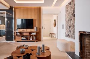 雅典Elaia Luxury Selections Opal的客厅设有壁炉和电视。