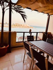 阿可贺巴شاليهات ويف -Wave Resort的一张桌子和椅子,享有海景