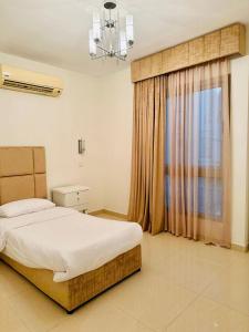 阿可贺巴شاليهات ويف -Wave Resort的一间卧室设有一张床和一个大窗户