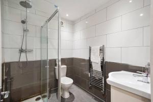 布里斯托Lovely Bristol Gem - Sleeps 24的带淋浴、卫生间和盥洗盆的浴室