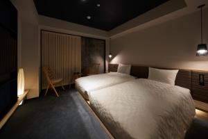 大阪Hotel Resol Trinity Osaka的卧室配有一张白色大床