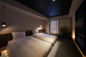 大阪Hotel Resol Trinity Osaka的一间卧室设有一张大床和一个大窗户