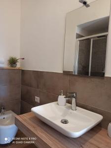 罗萨岛Il Maestrale的浴室设有白色水槽和镜子
