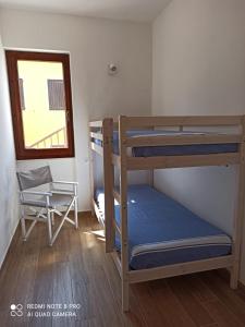 罗萨岛Il Maestrale的一间卧室设有两张双层床和一扇窗户。