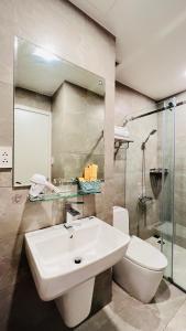 土龙木市Amanda Boutique -Serviced Apartment - Hotel Bình Dương的浴室配有白色水槽和卫生间。