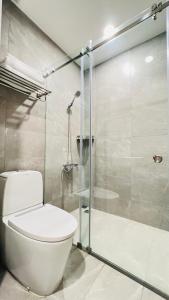 土龙木市Amanda Boutique -Serviced Apartment - Hotel Bình Dương的一间带卫生间和淋浴的浴室