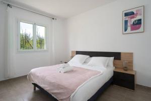SeyssuelSeyssuel • Villa Paisible • HostisY的白色的卧室设有一张大床和一个窗户