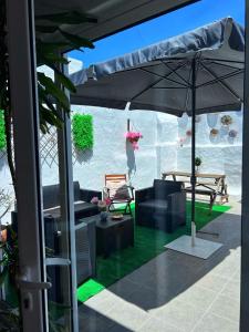 雷根古什-迪蒙萨拉什Casa Solua的一个带桌子和遮阳伞的庭院