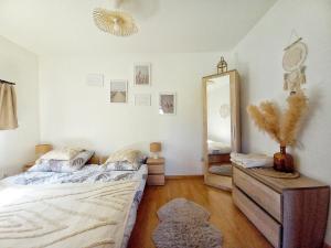 LiszkiEleonor Accommodation的一间卧室配有两张床和镜子