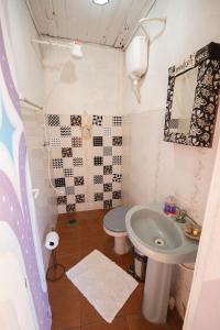 伊瓜苏A Casa Laranja - Arte e história em um único lugar的一间带水槽和卫生间的浴室