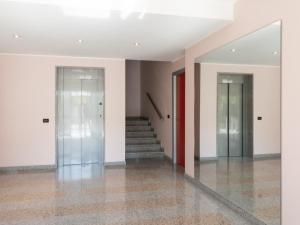 佩斯卡拉Franci Loft的空的走廊,有两扇门和楼梯