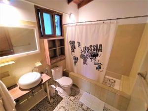 米卡Finca Hostal Bolivar - Casa Quinta的一间带卫生间和淋浴帘的浴室