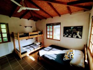 米卡Finca Hostal Bolivar - Casa Quinta的一间卧室设有两张双层床和天花板