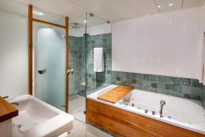 楚格奥宸城市酒店的带浴缸、淋浴和盥洗盆的浴室
