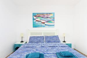 阿罗纳PORT ROYAL APARTMENTS, Heated pool, Speed WiFi, Terrace的一间卧室配有一张壁画床