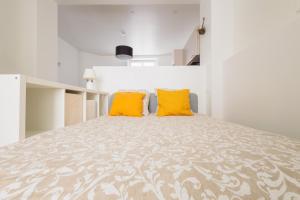 雷恩LE CHEZY的一间卧室配有一张大床和两张黄色枕头