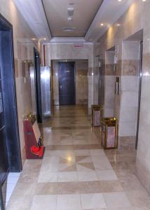 阿吉曼The Saj Hotel的大楼的走廊,设有电梯和门