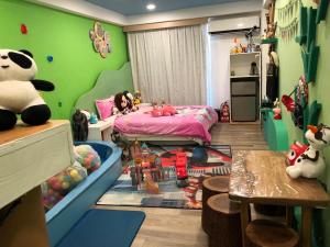 南湾Kenting Mola的一间拥有绿色墙壁、一张床和一张桌子的儿童卧室