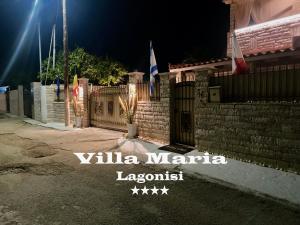 卡利维亚索里库Villa Maria Lagonissi - Private first floor Villa的玛利亚拉戈斯别墅的通宵门