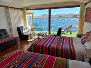 普诺Uros Aruma-Uro on Uros Floating Islands的一间卧室配有一张床,享有水景
