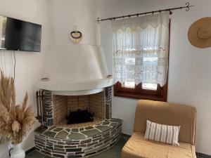 瓦西Mirsini Apartments的客厅设有壁炉和沙发。