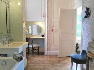Saint-Rémy-de-ChargnatChâteau de la Vernède的一间带水槽和镜子的浴室