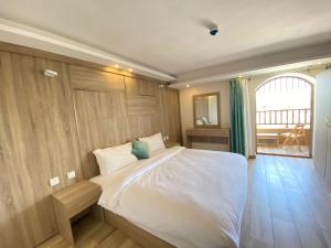亚喀巴Castle beach hotel的卧室配有白色的床和木墙